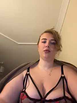 CutieCurvyGirlxo online show from 11/30/25, 10:10