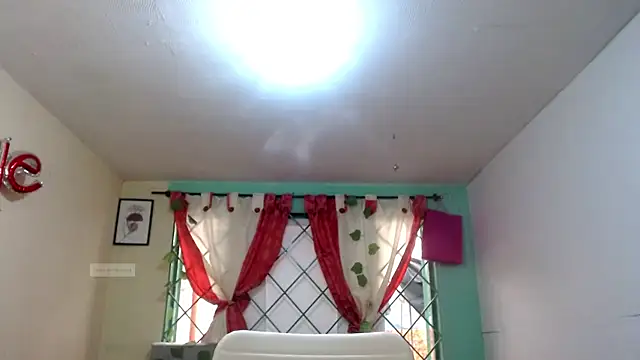 Snapshot of vale_miel chatting on 09/27/25, 06:25 vale miel online show from 09/27/25, 06:25