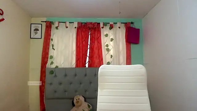 Snapshot of vale_miel chatting on 09/19/25, 03:38 vale miel online show from 09/19/25, 03:38