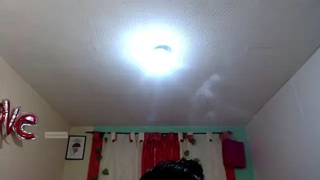 Snapshot of vale_miel chatting on 10/16/25, 09:01 vale miel online show from 10/16/25, 09:01