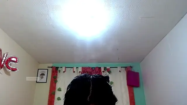 Snapshot of vale_miel chatting on 10/17/25, 06:10 vale miel online show from 10/17/25, 06:10