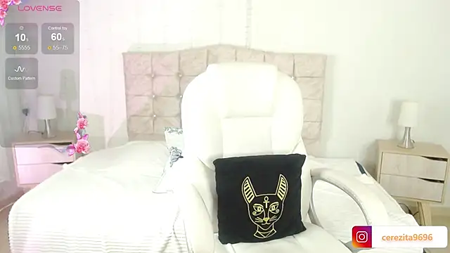 Snapshot of mia_traveluxe chatting on 10/04/25, 02:13 mia traveluxe online show from 10/04/25, 02:13
