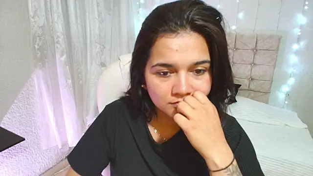 Snapshot of mia_traveluxe chatting on 09/26/25, 02:18 mia traveluxe online show from 09/26/25, 02:18