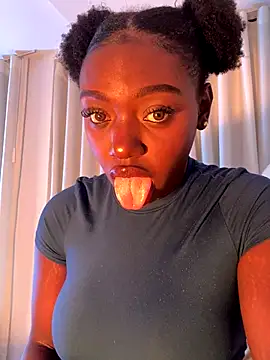 alissradiante1 online show from 11/18/25, 04:27