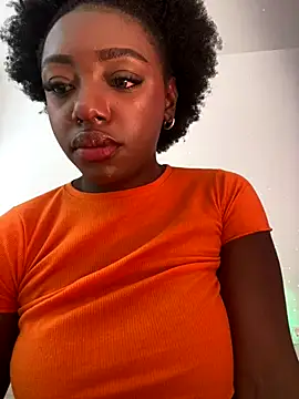 Snapshot of alissradiante1 chatting on 10/20/25, 02:13 alissradiante1 online show from 10/20/25, 02:13