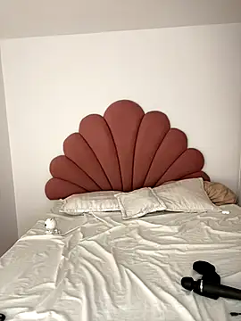 alissradiante1 online show from 10/31/25, 12:29