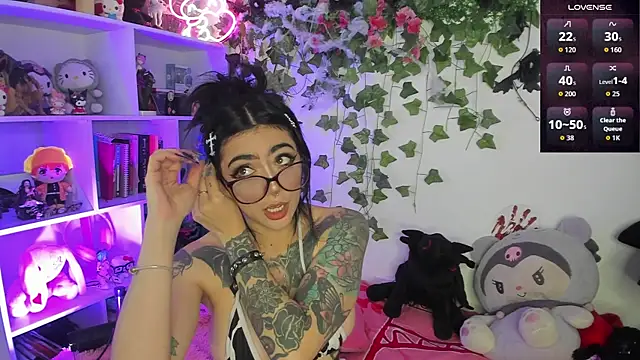 sarahminage  online show from 11/18/25, 09:07