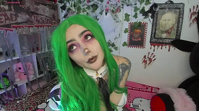 sarahminage  online show from 10/30/25, 05:21