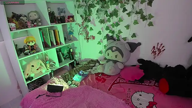 sarahminage  online show from 12/05/25, 05:00