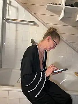 Snapshot of LucyLingerie78 chatting on 12/04/25, 08:08 LucyLingerie78 online show from 12/04/25, 08:08