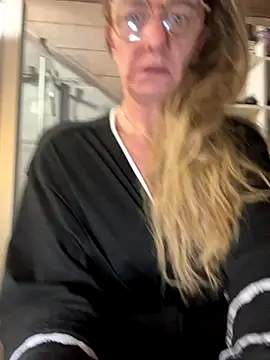 Snapshot of LucyLingerie78 chatting on 12/14/25, 06:35 LucyLingerie78 online show from 12/14/25, 06:35