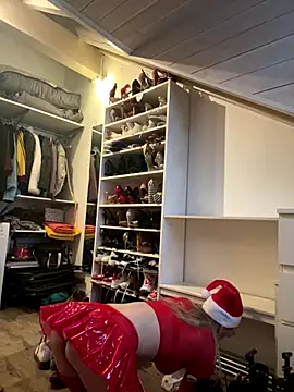 Snapshot of LucyLingerie78 chatting on 12/16/25, 12:31 LucyLingerie78 online show from 12/16/25, 12:31