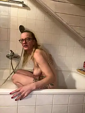 Snapshot of LucyLingerie78 chatting on 11/24/25, 07:47 LucyLingerie78 online show from 11/24/25, 07:47