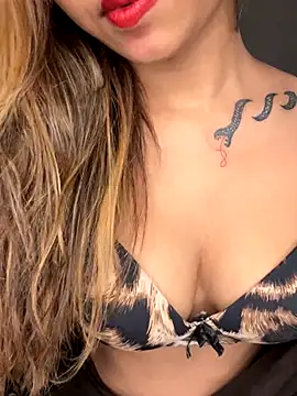 Snapshot of Scarlett_1819 chatting on 10/29/25, 05:12 Scarlett 1819 online show from 10/29/25, 05:12