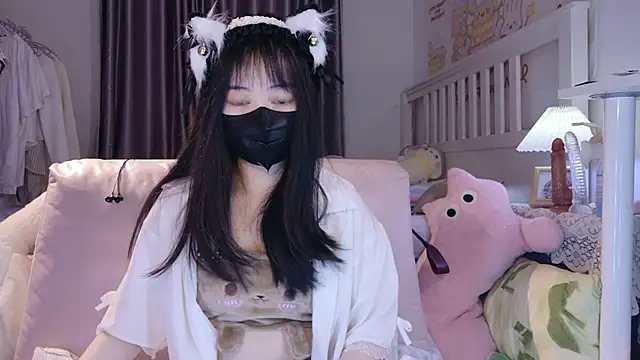 love-uiui online show from 10/28/25, 02:27