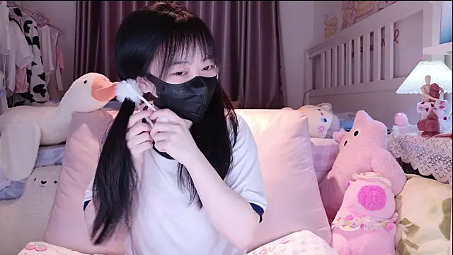 love-uiui online show from 11/17/25, 02:21