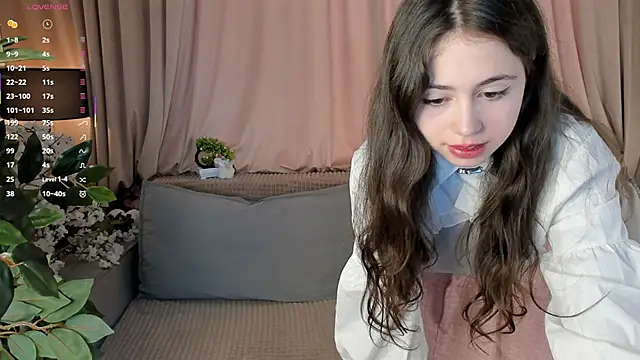 Snapshot of JulianaChapel chatting on 11/02/25, 08:19 JulianaChapel online show from 11/02/25, 08:19