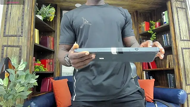 Snapshot of MarcusBlack_ chatting on 11/27/25, 11:43 MarcusBlack online show from 11/27/25, 11:43