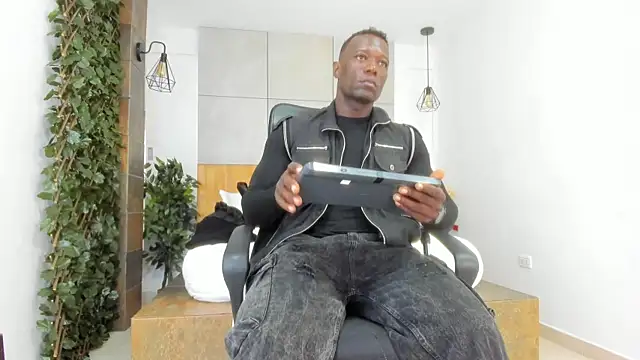 Snapshot of MarcusBlack_ chatting on 10/04/25, 12:39 MarcusBlack online show from 10/04/25, 12:39