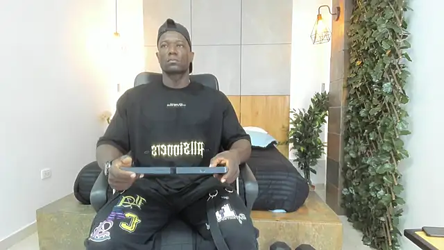 Snapshot of MarcusBlack_ chatting on 09/29/25, 01:17 MarcusBlack online show from 09/29/25, 01:17