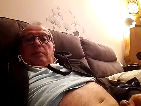 Snapshot of Vince072 chatting on 10/08/25, 06:41 Vince072 online show from 10/08/25, 06:41
