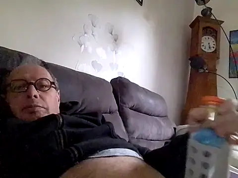 Snapshot of Vince072 chatting on 10/10/25, 06:36 Vince072 online show from 10/10/25, 06:36