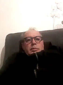 Snapshot of Vince072 chatting on 10/08/25, 03:52 Vince072 online show from 10/08/25, 03:52