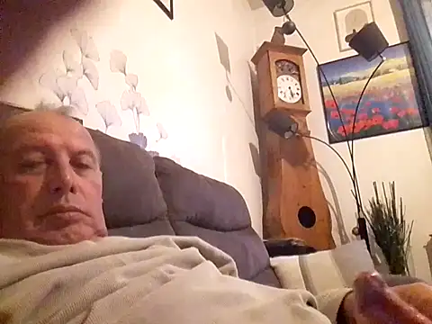 Vince072 online show from 10/28/25, 04:50