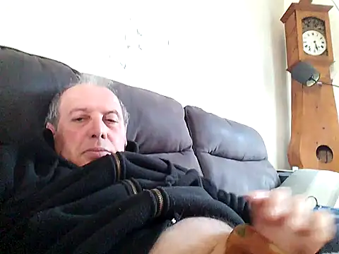 Snapshot of Vince072 chatting on 10/20/25, 11:33 Vince072 online show from 10/20/25, 11:33