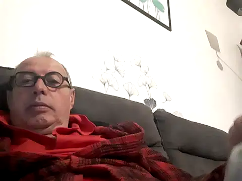 Snapshot of Vince072 chatting on 09/24/25, 04:52 Vince072 online show from 09/24/25, 04:52