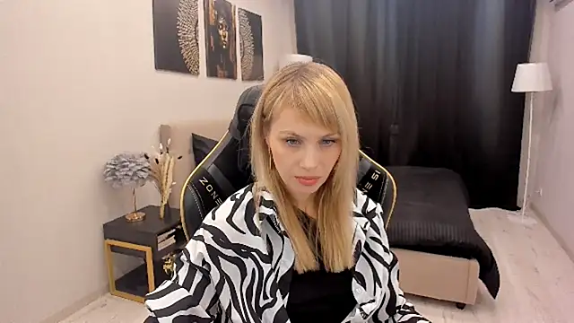 Snapshot of LindaSandy_1 chatting on 11/25/25, 10:37 LindaSandy 1 online show from 11/25/25, 10:37