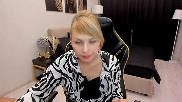 Snapshot of LindaSandy_1 chatting on 10/13/25, 06:15 LindaSandy 1 online show from 10/13/25, 06:15