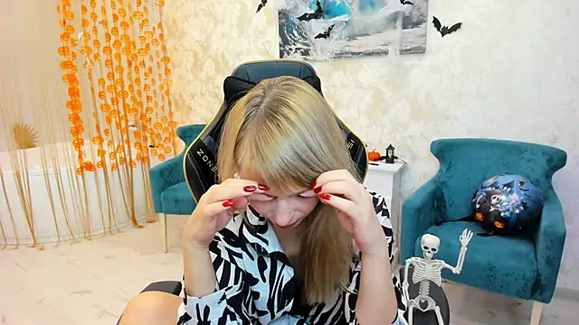 Snapshot of LindaSandy_1 chatting on 10/26/25, 09:10 LindaSandy 1 online show from 10/26/25, 09:10