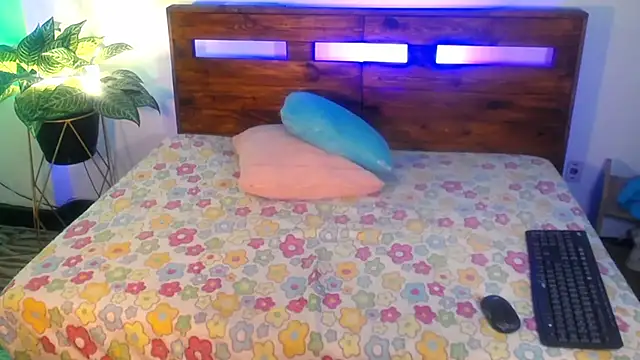 Yeseniaa25  online show from 02/08/26, 12:14