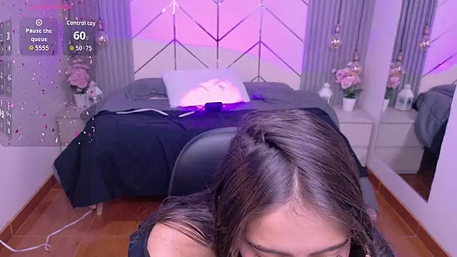 alesiamoore online show from 04/23/26, 07:37