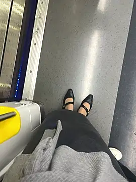 Snapshot of xiaoyuan01 chatting on 11/16/25, 01:21 xiaoyuan01 online show from 11/16/25, 01:21