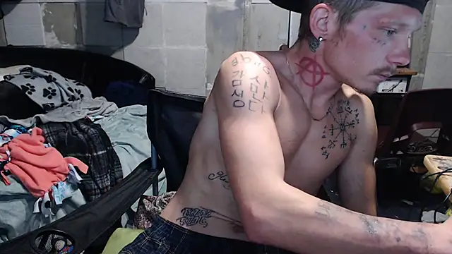 Snapshot of mastertrap chatting on 11/11/25, 04:07 mastertrap online show from 11/11/25, 04:07