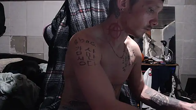 Snapshot of mastertrap chatting on 12/05/25, 06:01 mastertrap online show from 12/05/25, 06:01