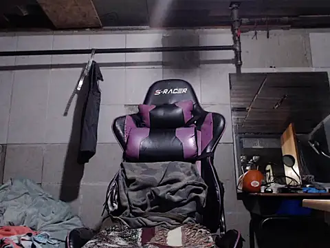 Snapshot of mastertrap chatting on 11/29/25, 10:21 mastertrap online show from 11/29/25, 10:21