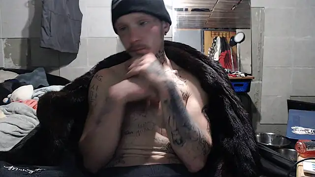 Snapshot of mastertrap chatting on 11/17/25, 07:56 mastertrap online show from 11/17/25, 07:56