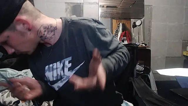 Snapshot of mastertrap chatting on 11/13/25, 06:39 mastertrap online show from 11/13/25, 06:39