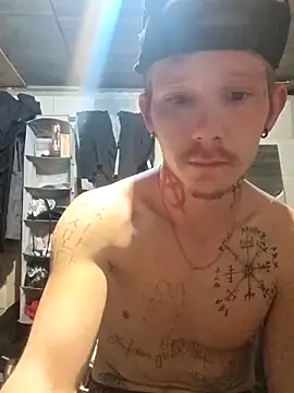 Snapshot of mastertrap chatting on 12/17/25, 02:11 mastertrap online show from 12/17/25, 02:11