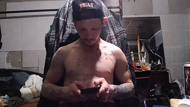 Snapshot of mastertrap chatting on 12/14/25, 08:09 mastertrap online show from 12/14/25, 08:09