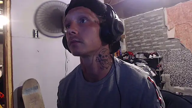 Snapshot of mastertrap chatting on 09/21/25, 03:44 mastertrap online show from 09/21/25, 03:44