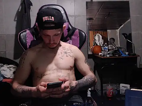 Snapshot of mastertrap chatting on 11/28/25, 06:57 mastertrap online show from 11/28/25, 06:57