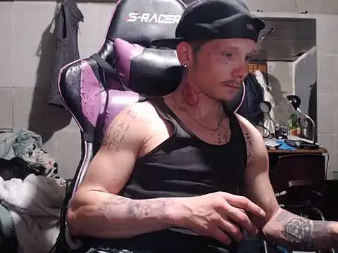 Snapshot of mastertrap chatting on 11/29/25, 06:02 mastertrap online show from 11/29/25, 06:02