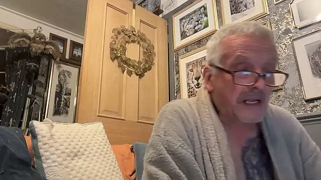Snapshot of poggles chatting on 10/19/25, 08:33 poggles online show from 10/19/25, 08:33