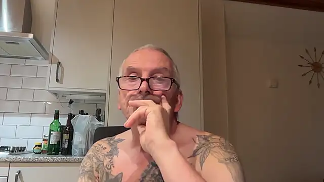 Snapshot of poggles chatting on 09/18/25, 06:49 poggles online show from 09/18/25, 06:49