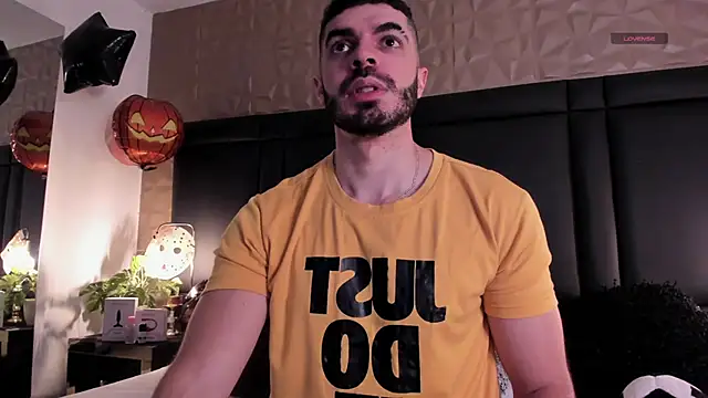 Snapshot of AxelThompson_ chatting on 10/28/25, 12:04 AxelThompson online show from 10/28/25, 12:04