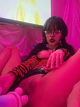 YourDevilGirl  online show from 04/05/26, 11:17